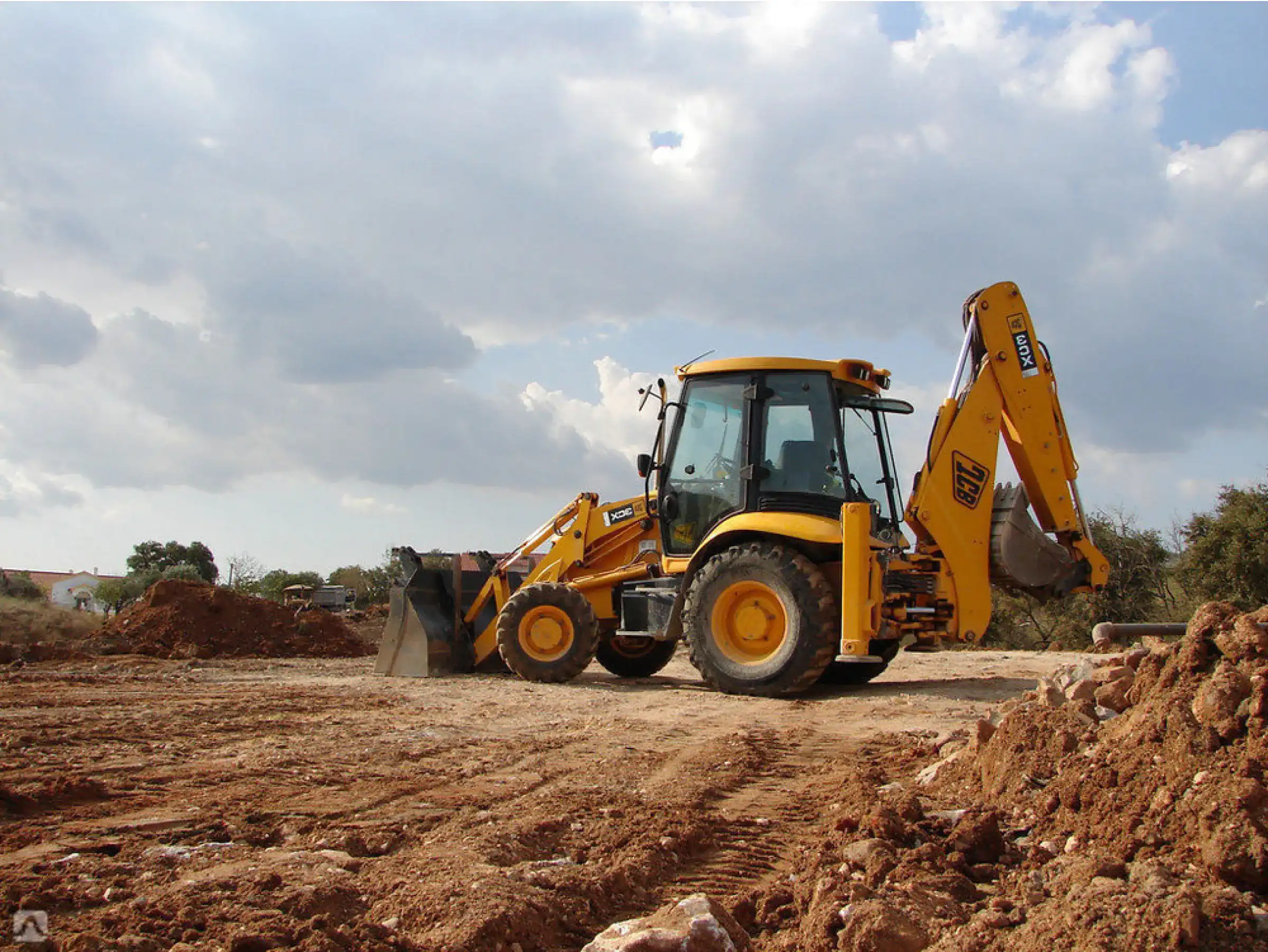 Фотография ЭКСКАВАТОРА-ПОГРУЗЧИКА JCB 4CX с ковшом